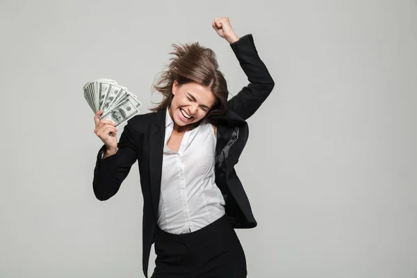 Retrato de una emocionada empresaria de traje — Foto de Stock