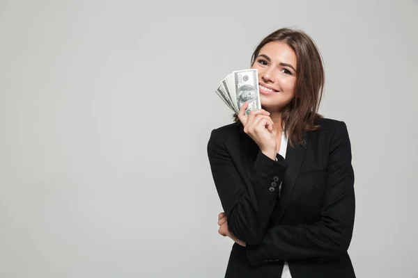 Retrato de una alegre mujer de negocios sonriente en traje —  Fotos de Stock