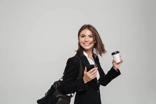 Retrato de una mujer satisfecha en traje con teléfono móvil —  Fotos de Stock