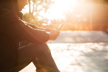 Kırpılmış görüntü gülümseyen bir kaykaycı