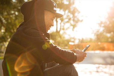 Afrika genç adam bir smartphone kullanarak Web'de sörf