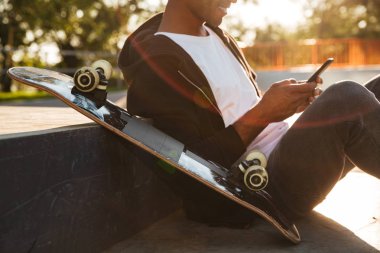 Genç bir kaykaycı kırpılmış görüntü