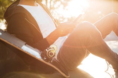 Afrikalı bir adam cep telefonuyla görüntü kırpılmış