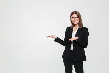 Bir neşeli memnun iş kadını kıyafetli portresi