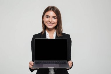 Çok gülümseyen bir işkadını portresi