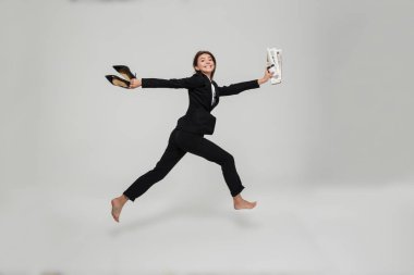 Neşeli mutlu işkadını tam uzunlukta portresi