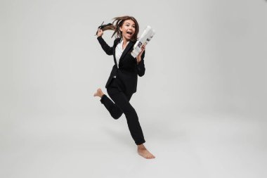 Neşeli deli işkadını tam uzunlukta portresi