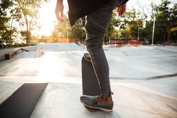 Immagine ritagliata di un giovane adolescente maschio che cavalca uno skateboard — Foto Stock