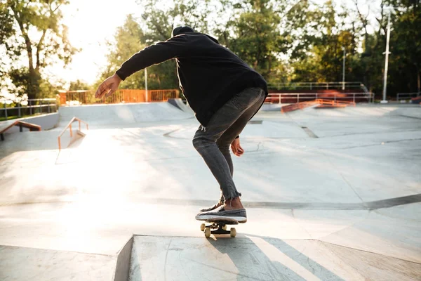 Afrikaanse skateboarder schaatsen op een concrete skateboarden helling — Stockfoto