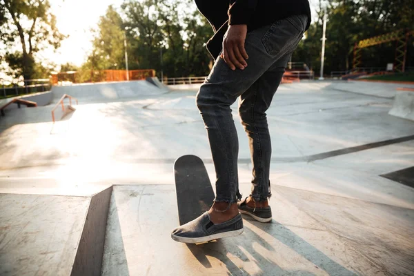 Close up van skateboarders voeten schaatsen — Stockfoto