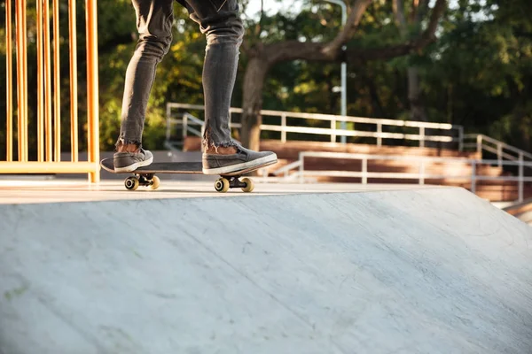 Κοντινό πλάνο του ένα νεαρό εφηβικό skateboarder σε δράση — Φωτογραφία Αρχείου