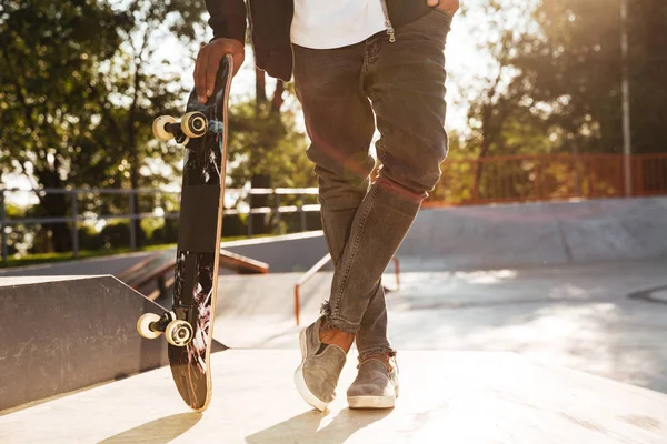 Oříznutý obraz africký mladík skateboardista — Stock fotografie