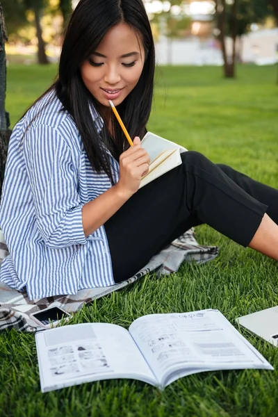 Primer plano de asiática estudiante, pensando con lápiz en su mo — Foto de Stock