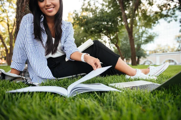 Bijgesneden foto van lachende Aziatische vrouw, haar huiswerk, gebruikswoord lezen — Stockfoto