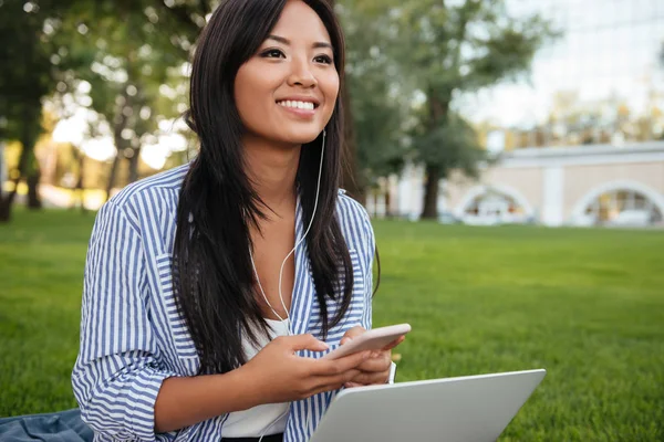 Close-up portrait of young cheerful asian woman, holding laptop, — Stock Photo, Image