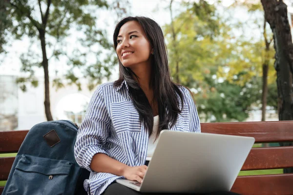 Ritratto di giovane bella studentessa asiatica con laptop, si — Foto Stock