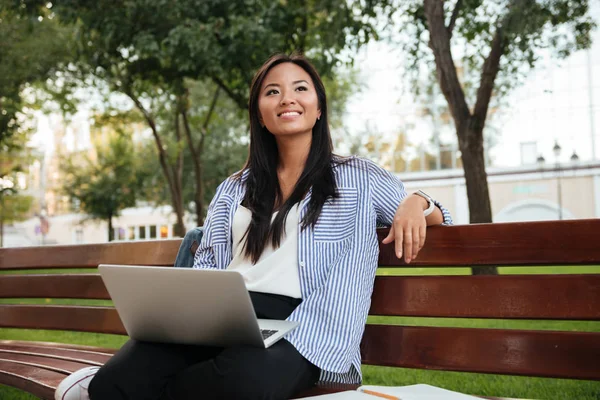 Πορτρέτο του χαρούμενα Ασιάτισσα φοιτήτρια στο ριγέ πουκάμισο, κάθεται wit — Φωτογραφία Αρχείου