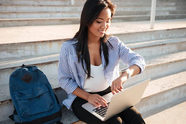 Primo piano di cheerfull asiatico studentessa, tenendo il computer portatile, chec — Foto Stock