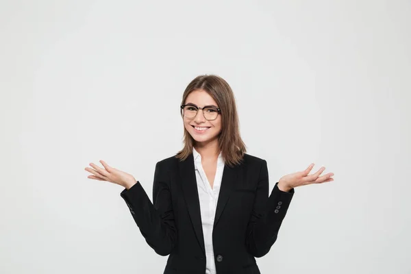 Ritratto di donna d'affari attraente e felice in giacca e cravatta — Foto Stock