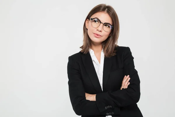 Retrato de una joven mujer de negocios sonriente en traje de pie —  Fotos de Stock