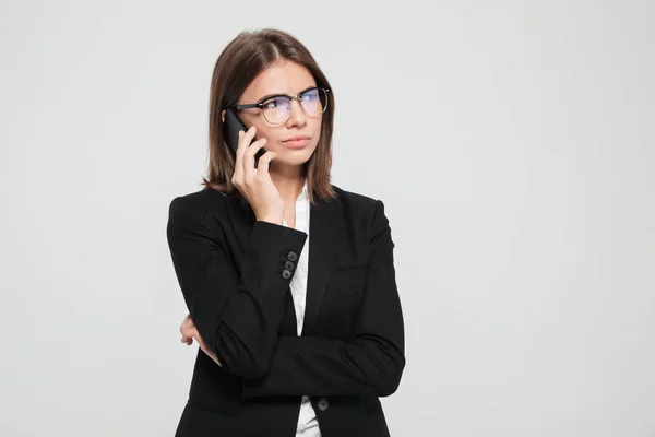 Retrato de uma mulher de negócios confusa insatisfeita em óculos e terno — Fotografia de Stock