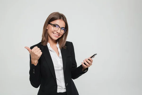 Retrato de uma empresária feliz e satisfeita — Fotografia de Stock