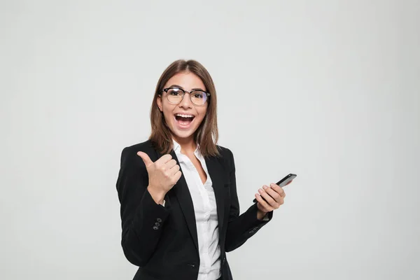 Retrato de uma mulher de negócios satisfeita alegre em óculos — Fotografia de Stock