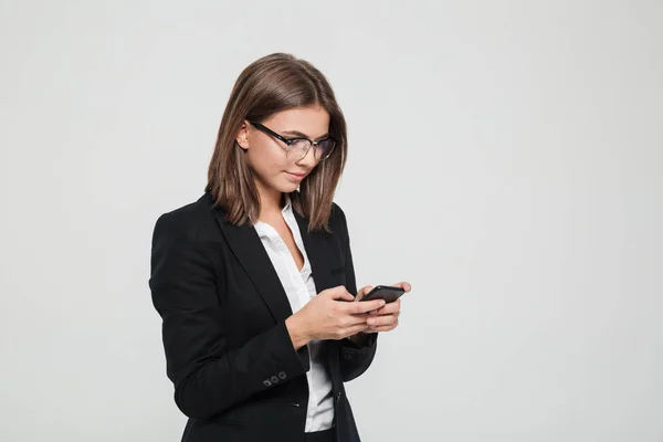 Retrato de una joven mujer de negocios bonita — Foto de Stock