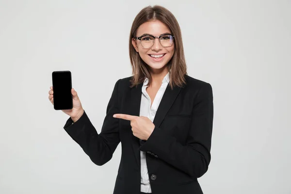 Ritratto di una felice donna d'affari sorridente con gli occhiali — Foto Stock