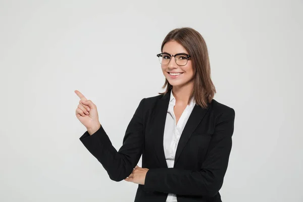 Portrait d'une bonne jeune femme d'affaires trempée — Photo