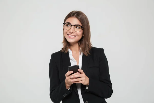 Retrato de una mujer de negocios bonita jovial en traje —  Fotos de Stock