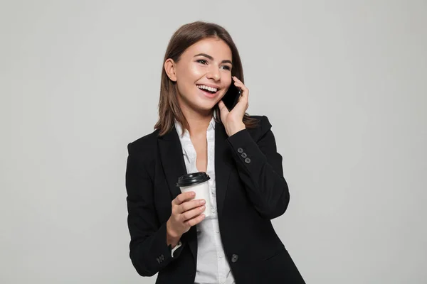 Retrato de una alegre mujer de negocios riendo en traje —  Fotos de Stock