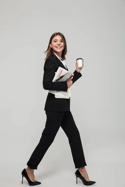 Retrato completo de una bonita mujer de negocios sonriente — Foto de Stock