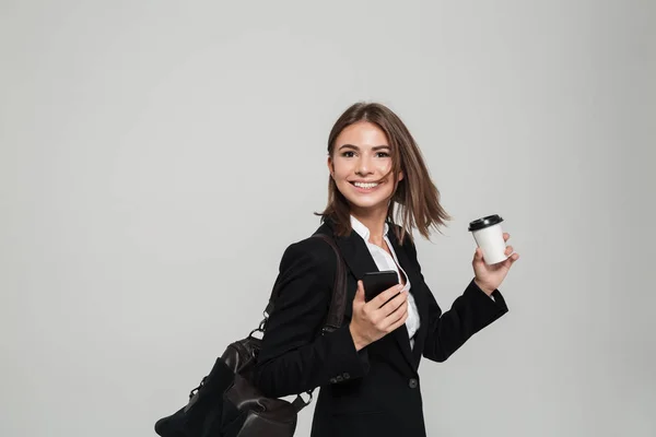 Retrato de una mujer satisfecha en traje con teléfono móvil — Foto de Stock