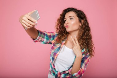 Selfie izole Smartphone'da yapma genç güzel kadın