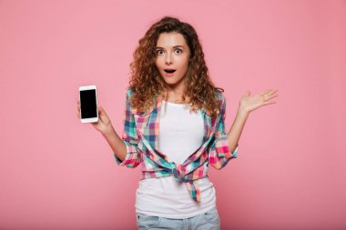 Sürpriz Bayan Smartphone ile boş ekran izole gösterilen