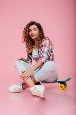 Kaykay izole katta oturan güzel kadın