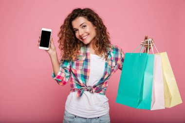 Küçük mutlu hanım holding alışveriş torbaları ve smartphone