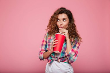 Pembe üzerinde izole kola içme 3d gözlük gülümseyen kadın