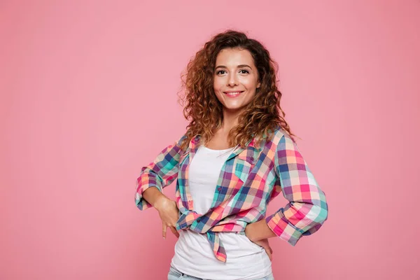 Ritratto di donna felice in posa isolata su rosa — Foto Stock