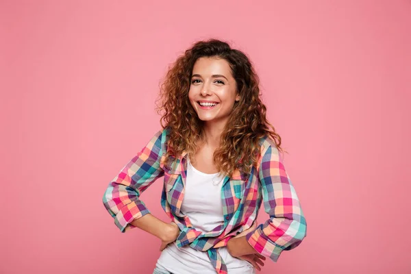 Portret van geïsoleerde lachen over roze vrouw — Stockfoto