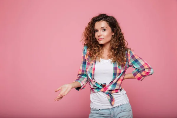 Femme coûteuse sérieuse montrant l'espace de copie isolé — Photo