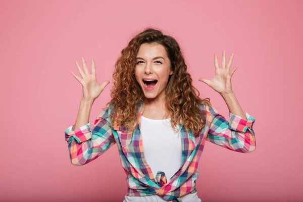 Mulher feliz gritando isolado sobre rosa — Fotografia de Stock