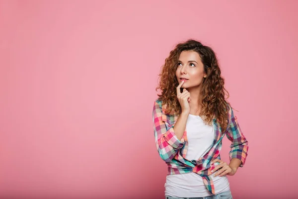 Jolie femme réfléchie regardant l'espace de copie — Photo