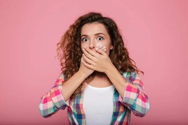 Schockierte Frau bedeckt ihren Mund und schaut Kamera — Stockfoto