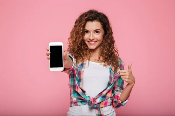 年轻开朗的白种女人显示智能手机与空白屏幕隔离 — 图库照片