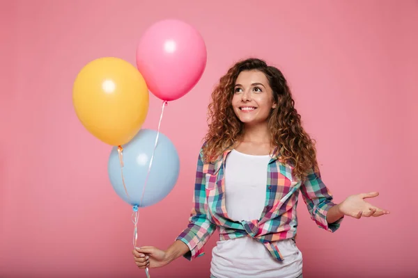 Hava balonları bir kenara seyir ile mutlu kadın — Stok fotoğraf