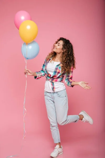 Счастливая женщина с воздушными шарами смотрит в сторону — стоковое фото