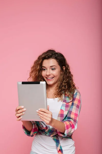 Młoda brunetka dama kaukaski przy użyciu komputera typu tablet na białym tle nad różowy — Zdjęcie stockowe