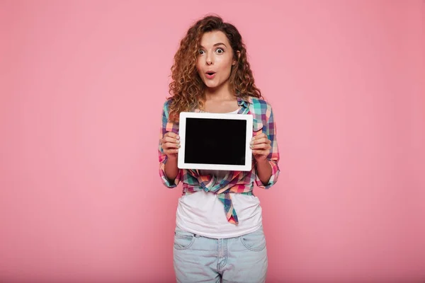 Senhora alegre mostrando tabler computador com tela em branco isolado — Fotografia de Stock